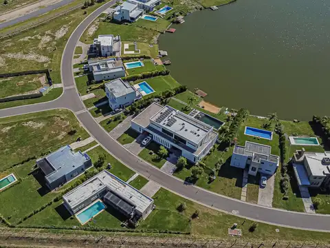 Casa en Venta con 4 cocheras