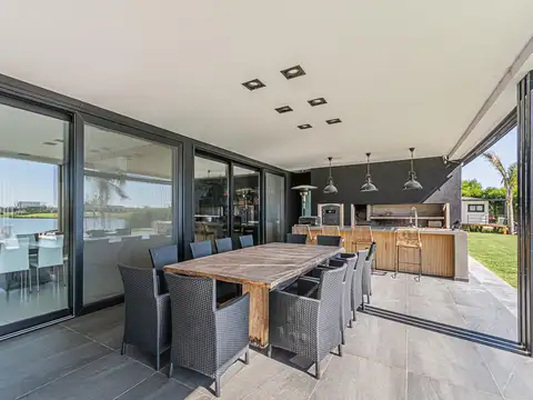 Venta Espectacular Casa a la Laguna en Barrio San Sebastián, Pilar