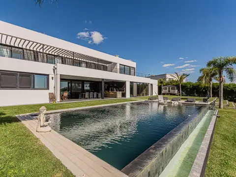 Venta Espectacular Casa a la Laguna en Barrio San Sebastián, Pilar