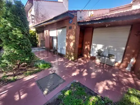VENTA CASA 4 AMBIENTES CON PLAYROOM, 2 DEPARTAMENTOS DE 1 AMBIENTE, CAISAMAR, MAR DEL PLATA