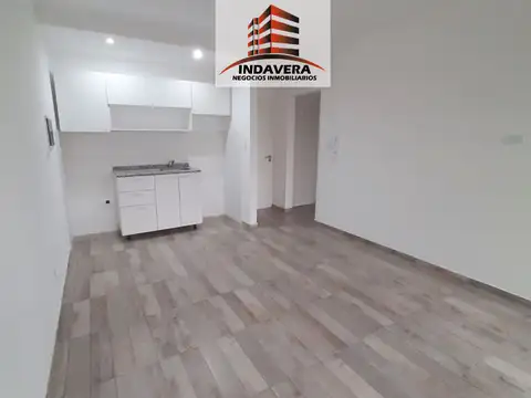 OPORTUNIDAD 2 AMBIENTES CON COCHERA - 45 m2 Totales. CASEROS CENTRO.