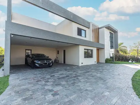 Casa en Venta 4 Dormitorios El Cantón Norte Amoblada a la Laguna con Muelle