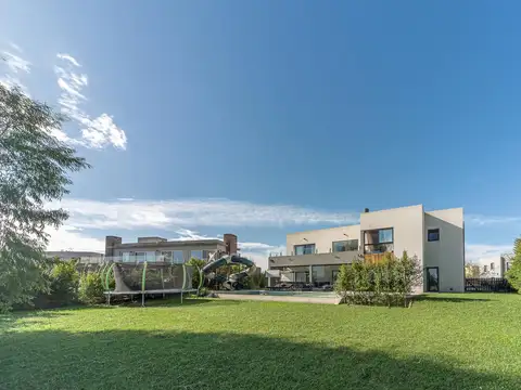Casa 6 ambientes con 3 baños