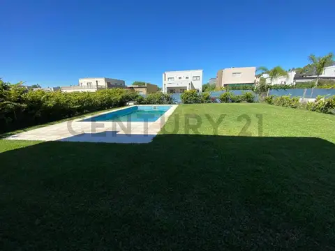 Casa en Venta con 2 cocheras
