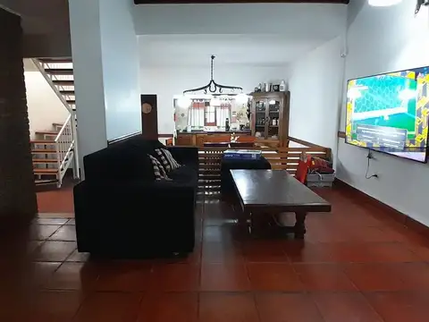 Casa 6 ambientes con 2 baños