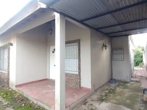 VENTA CASA 4 AMBIENTES CON ALTILLO COCHERA PATIO MORENO CENTRO