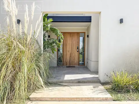 Casa en Venta con 5 cocheras