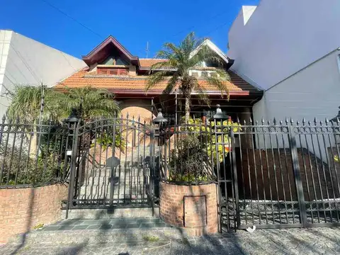 Hermoso Chalet en Barrio Parque en 3 plantas de 6 ambientes