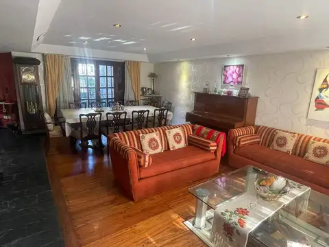 Hermoso Chalet en Barrio Parque en 3 plantas de 6 ambientes