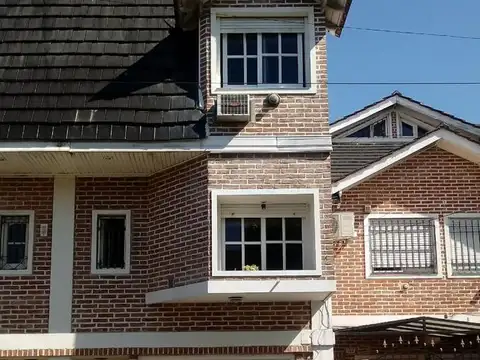 TRIPLEX DE 3 AMBIENTE  CON ESCRITORIO ,MUY BUENA UBICACIÓN