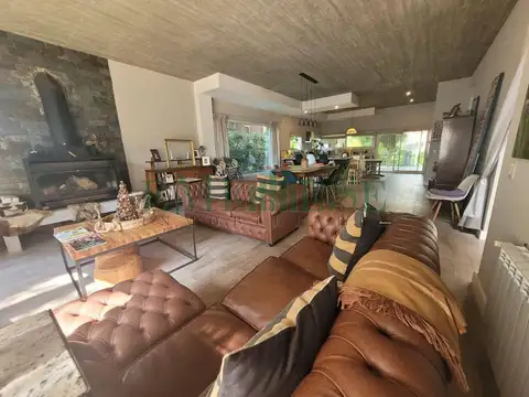 Casa 6 ambientes con 3 baños
