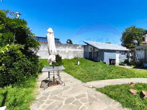 Casa 8 ambientes con 3 baños