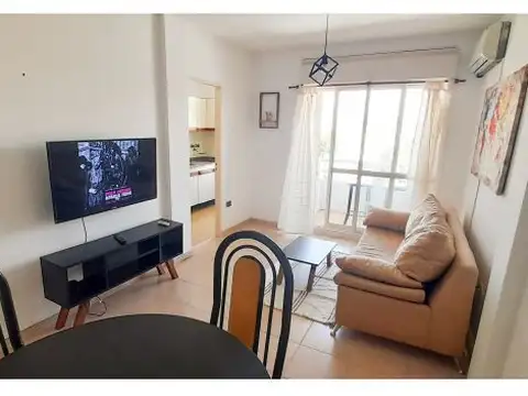 Un dormitorio, muy amplio con balcón, ventilación cruzada