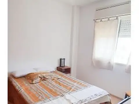 Un dormitorio, muy amplio con balcón, ventilación cruzada