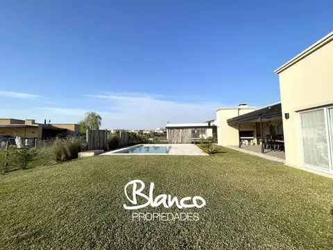 Casa en Alquiler Temporal con 2 cocheras