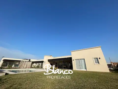 Casa 4 ambientes con 3 baños