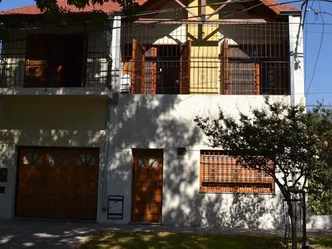 Venta casa 3 dormitorios con cochera doble, parque y pileta – Barrio Belgrano