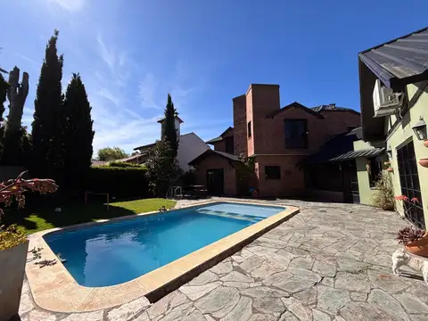 Importante chalet con 5 habitaciones, quincho, pileta y coch
