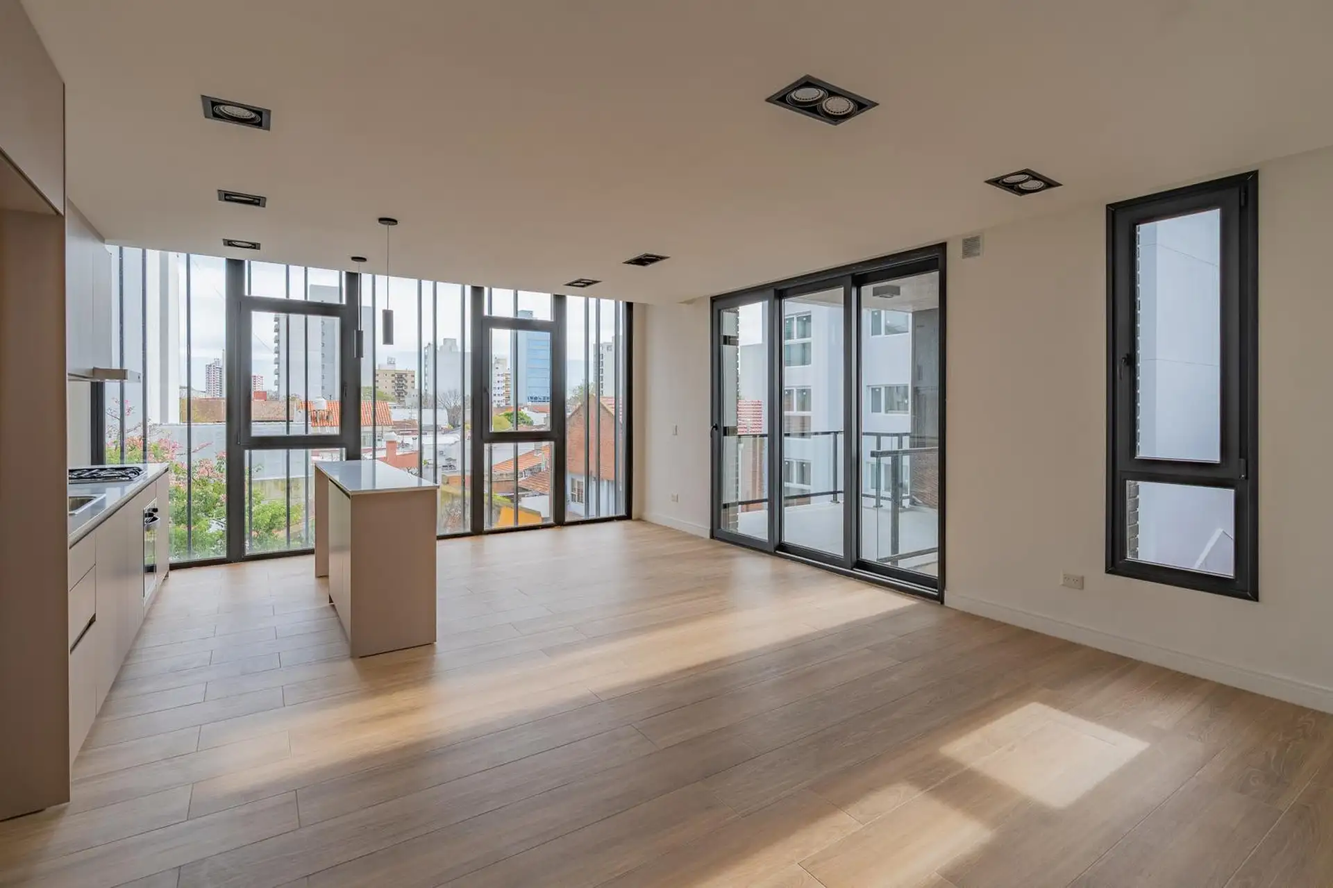 Semipiso en venta de 3 ambientes con cochera y baulera en Chauvin