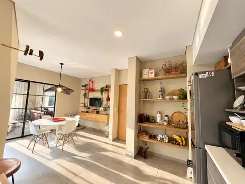 Casa 6 ambientes con 2 baños