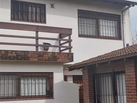 Casa en Venta con 3 cocheras