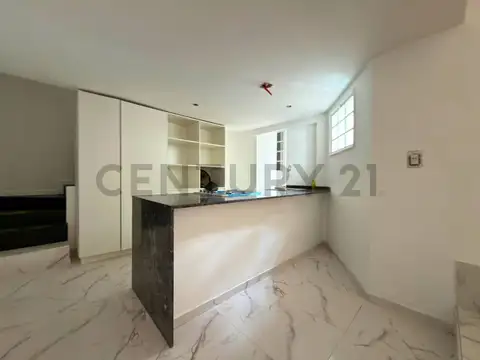 Venta Casa de pasillo de 2 Dormitorios + comodín con patio en Abasto, Rosario