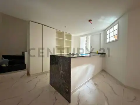 Venta Casa de pasillo de 2 Dormitorios + comodín con patio en Abasto, Rosario