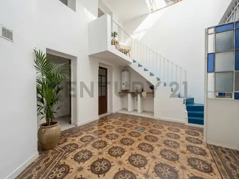 Venta Casa de pasillo de 2 Dormitorios + comodín con patio en Abasto, Rosario