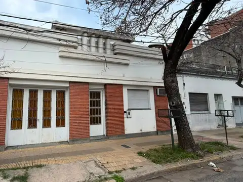 VENTA CASA DE 3 DORMITORIOS CON AMPLIO TERRENO EN URQUIZA 2000
