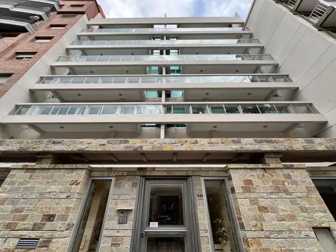 Departamento con cochera (excelente calidad constructiva)