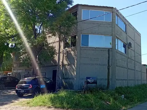 DEPOSITO EN 3 PISOS CON OFICINAS SOBRE ACC. OESTE