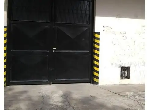 Excelente Galpon con departamento ingreso por porton a la Calle