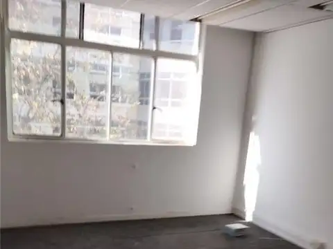 Oficina en 3er piso super luminosa con orientación Este y vista abierta