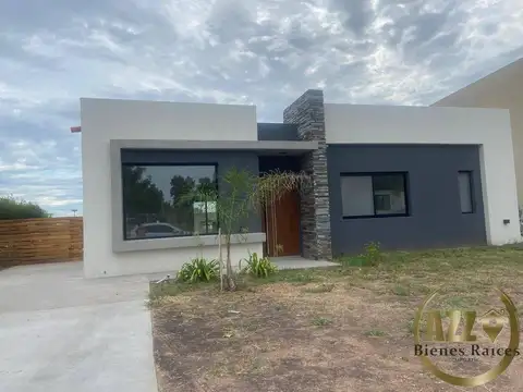 Casa en Barrio Santa Lucia, Pilar del Este 4 ambientes con Pileta