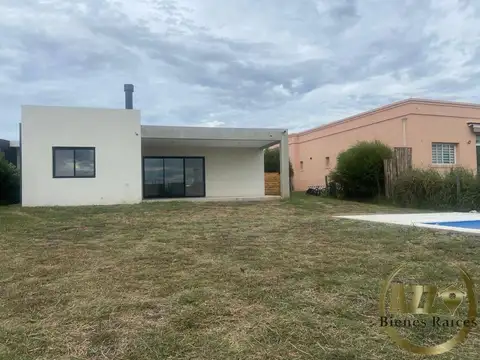 Casa 4 ambientes con 2 baños