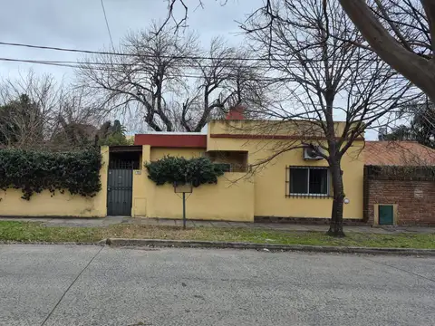 Casa Americana 3 Ambientes con Quincho, Pileta y Ambiente extra tipo estudio en Venta - Castelar Sur