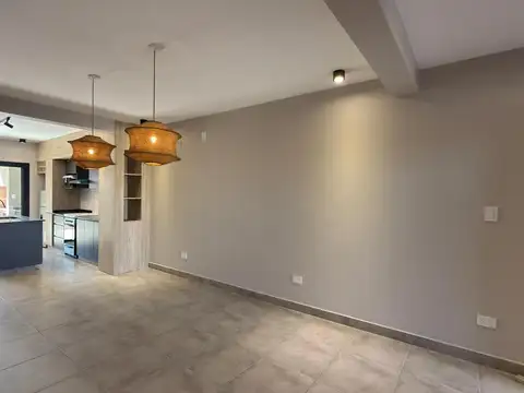 Casa 4 ambientes con 2 baños