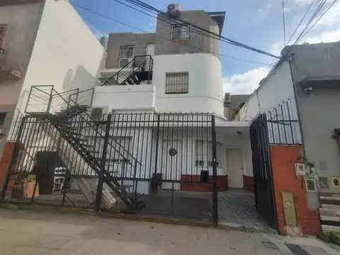 PH  EN VENTA AMBIENTES EN AVELLANEDA, IGUAZU 150.