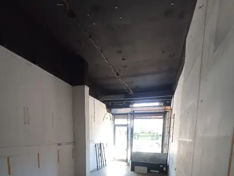 LOCAL C/VIDRIERA DE 30 MTS TOT., SOBRE AVENIDA - SIN EXPENSAS, C/VESTIDOR Y BAÑO