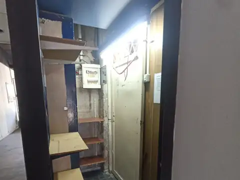 LOCAL C/VIDRIERA DE 30 MTS TOT., SOBRE AVENIDA - SIN EXPENSAS, C/VESTIDOR Y BAÑO