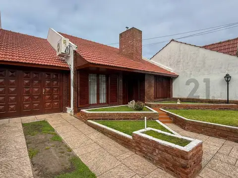 CHALET DE 4 AMBIENTES CON COCHERA Y PATIO APTO CRÉDITO EN PUNTA MOGOTES