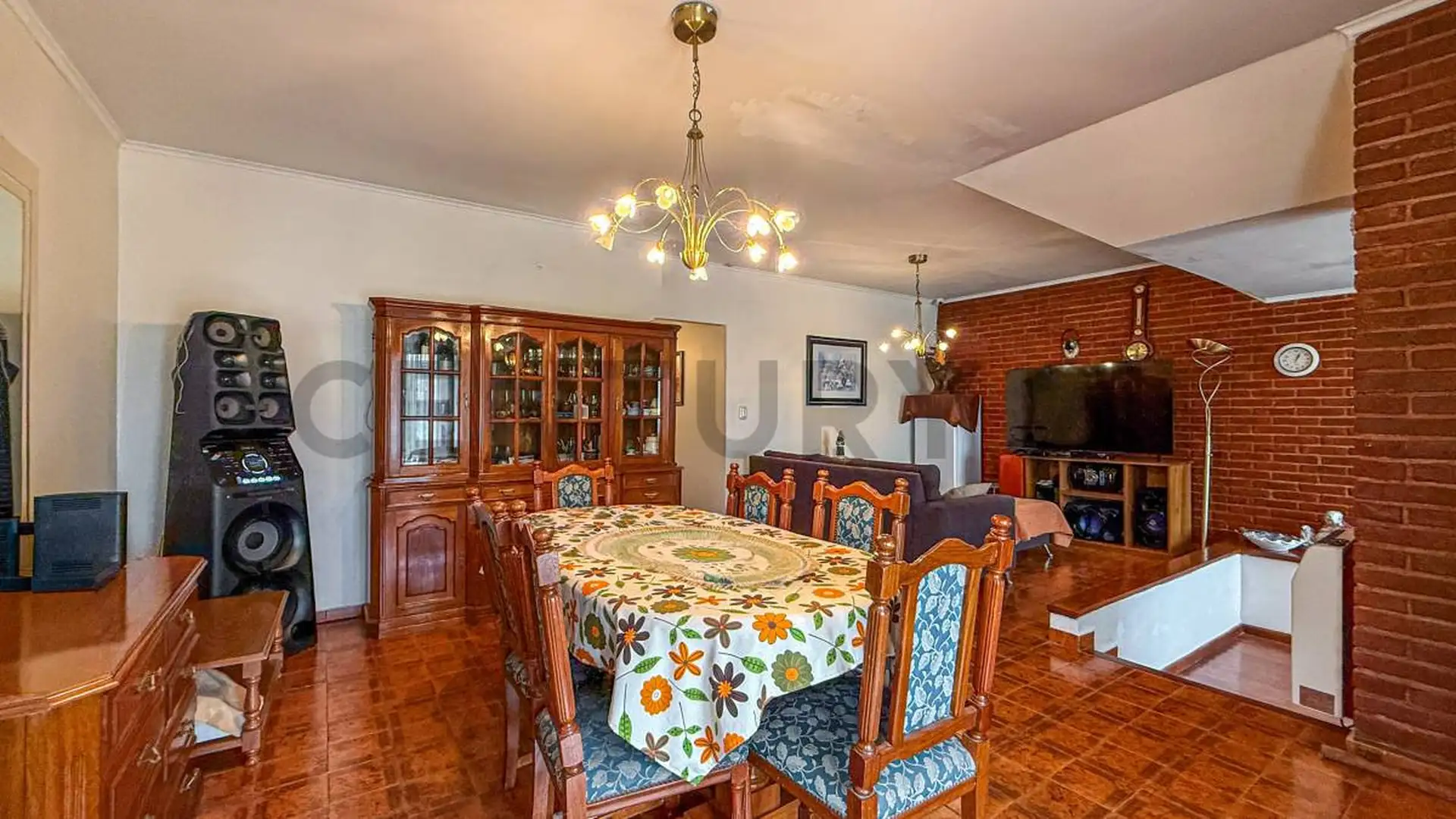CHALET DE 4 AMBIENTES CON COCHERA Y PATIO APTO CRÉDITO EN PUNTA MOGOTES