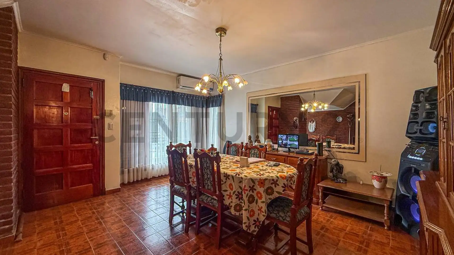 CHALET DE 4 AMBIENTES CON COCHERA Y PATIO APTO CRÉDITO EN PUNTA MOGOTES