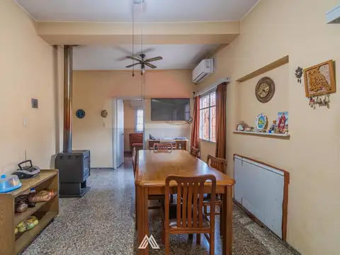 Casa 6 ambientes con 2 baños