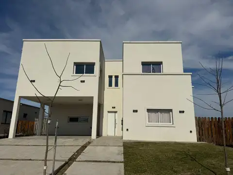 Casa Santa Lucia, Pilar del este