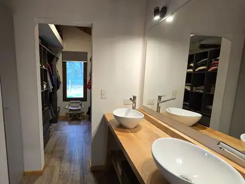 Casa 4 ambientes con 2 baños