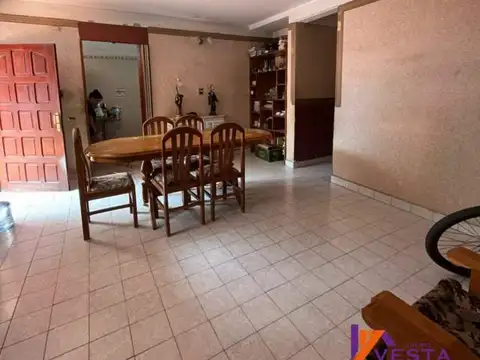 Casa 7 ambientes con 2 baños