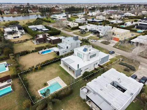 Casa en Alquiler con 2 cocheras
