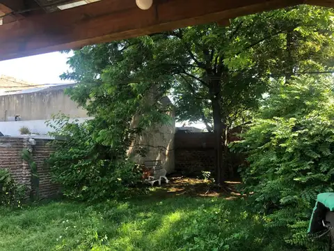 PH EN VENTA EN C/FRENTE CON AMPLIO JARDÍN LANUS O.