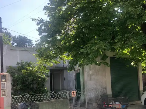 PH EN VENTA EN C/FRENTE CON AMPLIO JARDÍN LANUS O.